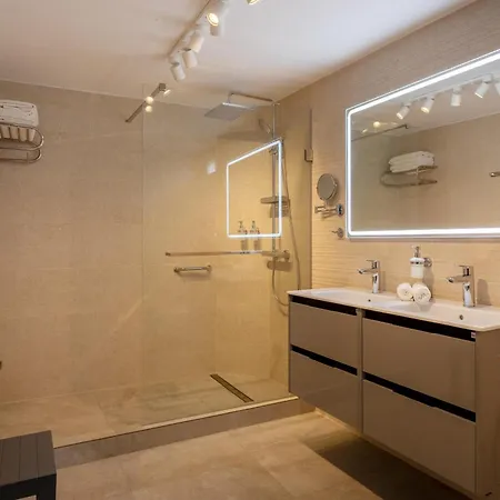 Elegant, Comfortable Penthouse With Scenic Views *