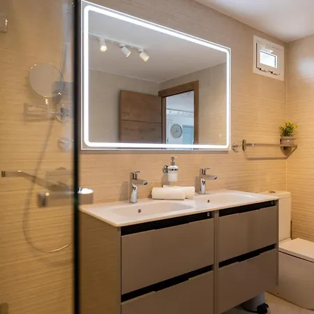 Elegant, Comfortable Penthouse With Scenic Views *