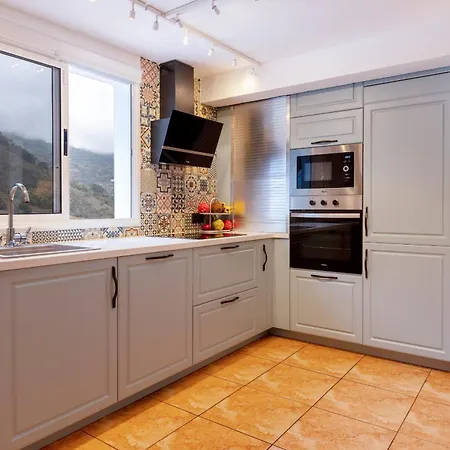 Elegant, Comfortable Penthouse With Scenic Views *